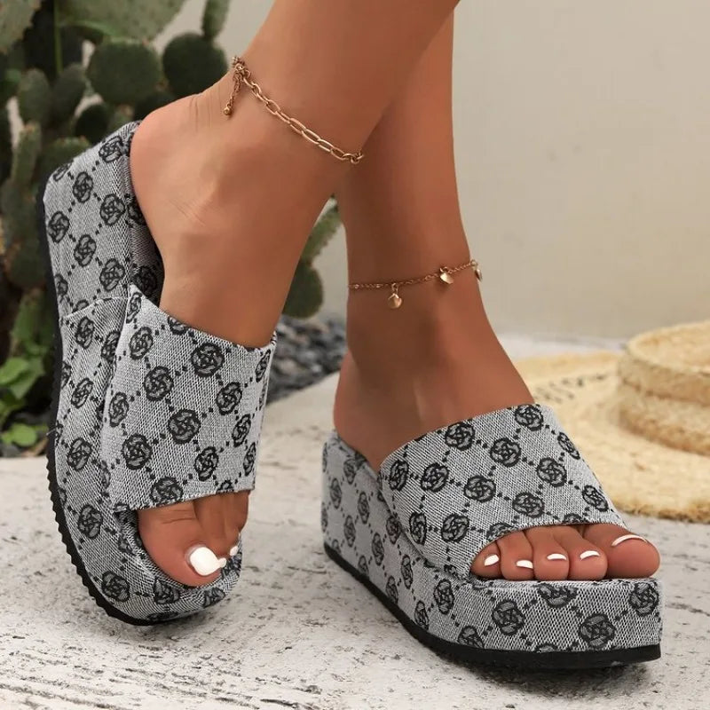 Women Slippers Luxury Brand Summer Sandals Fashion Designer Flat Slippers Soft Sole Shoes Women Breathable Beach Slides Women