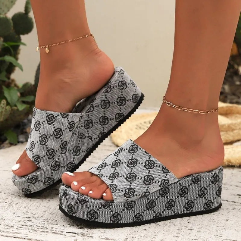 Women Slippers Luxury Brand Summer Sandals Fashion Designer Flat Slippers Soft Sole Shoes Women Breathable Beach Slides Women